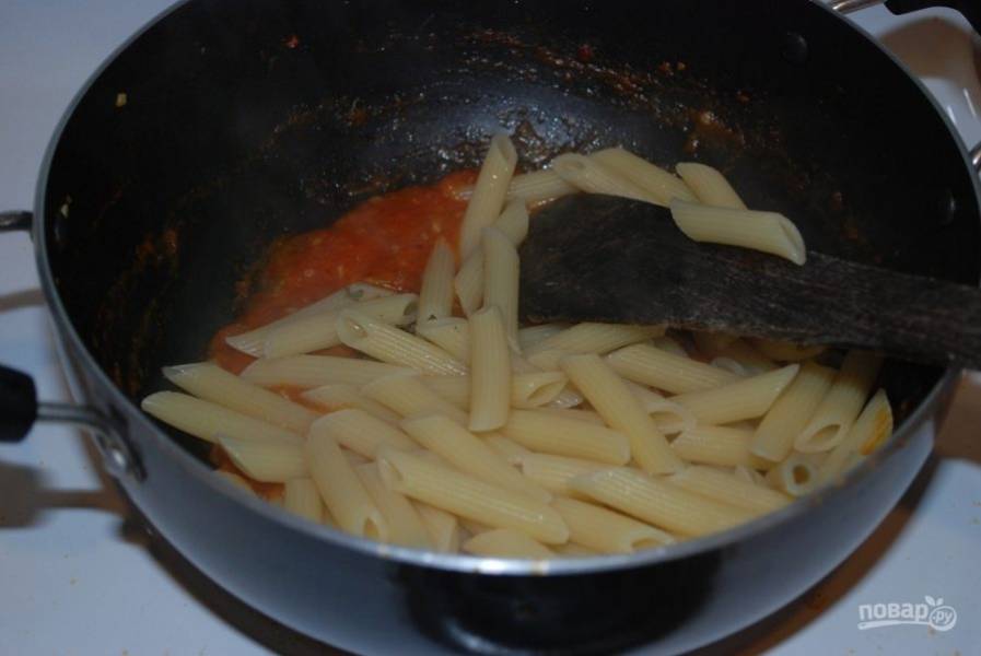3. Приготовьте макароны согласно инструкции на упаковке, добавьте соль и 1 ч.л. оливкового масла. Готовые макароны добавьте к тушеным помидорам.
