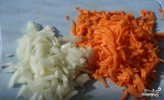 3. Морковь помойте и почистите. Лук очистите от шелухи. Морковку натрите на крупной терке. Лук порежьте небольшими кусочками.