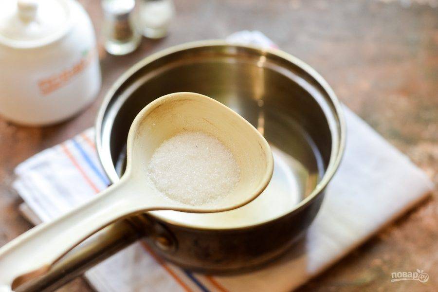 Снова слейте воду в кастрюлю, добавьте соль и сахар.