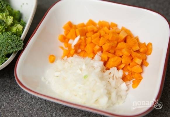 2. Очистите и измельчите лук с морковью. 