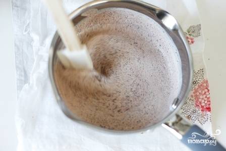Готовим крем. Подогреваем половину сливок почти до кипения, добавляем к ним 80 г. измельченного шоколада.