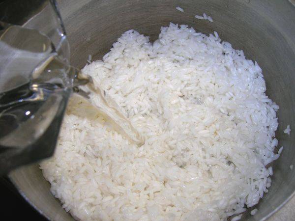4. Заливаем повторно водой и теперь варим рис до готовности. Промывать следует только под холодной водой.