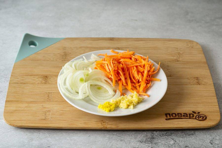 Лук нарежьте на тонкие полукольца, морковь натрите на терке для корейской моркови, а чеснок и имбирь на мелкой терке.