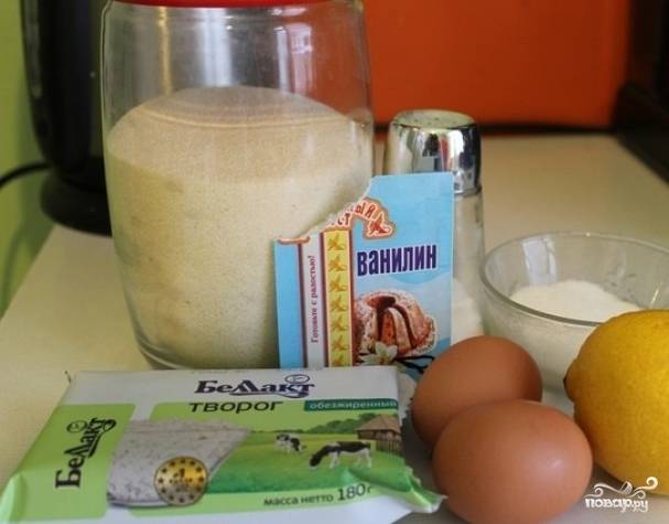 Подготовьте ингредиенты, необходимые для творожных кексов в микроволновке.