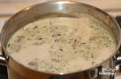 В суп всыпать натертый пармезан, добавить соль, перец, сушеные травы. Хорошо размешать.