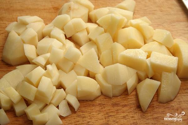 Картофель вымыть, почистить и нарезать кубиками. 