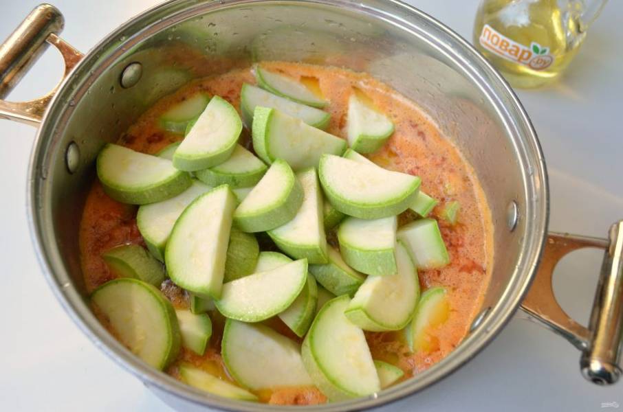 6. Добавьте кабачки в томатную основу. Варите при слабом кипении 20 минут.
