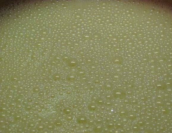 Добавляем к яйцам воду с майонезом. Взбиваем до появления воздушных пузырьков на поверхности.