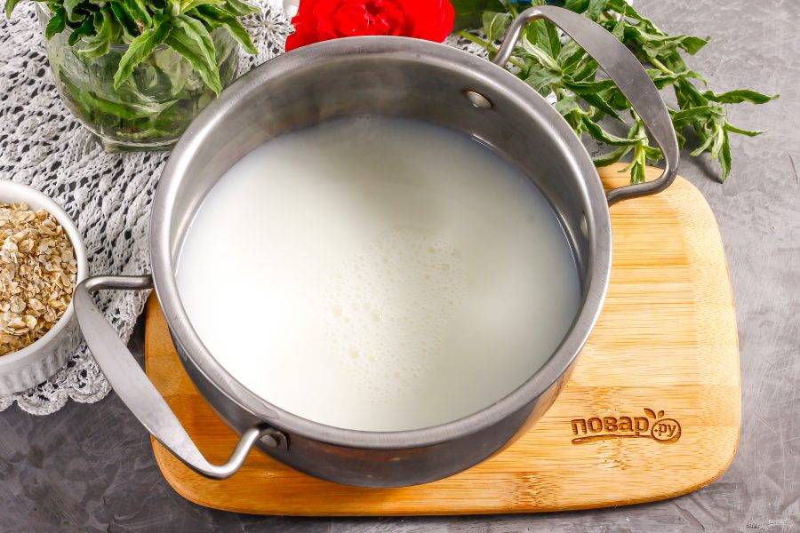 Молоко любой жирности перелейте в кастрюлю или казан, поместите емкость на плиту и доведите до кипения. По желанию овсянку можно приготовить и на воде.