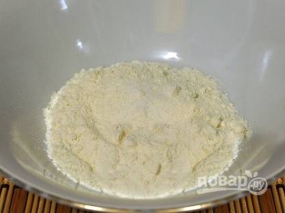 В миску высыпаем муку, добавляем к ней соль и теплую воду. Замешиваем тесто для лапши.