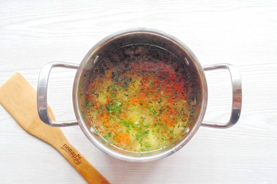 Как только суп будет готов, добавьте мелко нарезанную зелень. Накройте крышкой и дайте немного постоять.