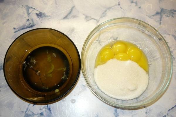 Желтки разделить с белками. Белки охладить, добавить шепотку соли. К желткам добавить сахар, порциями при взбивании.