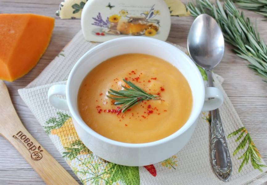 Разлейте суп по тарелкам и в каждую добавьте маленькую веточку розмарина. Учитывая то, что розмарин трава очень пряная и со специфическим вкусом, добавлять её нужно по своему усмотрению. Любители розмарина могут добавить его прямо в суп на этапе варки овощей.