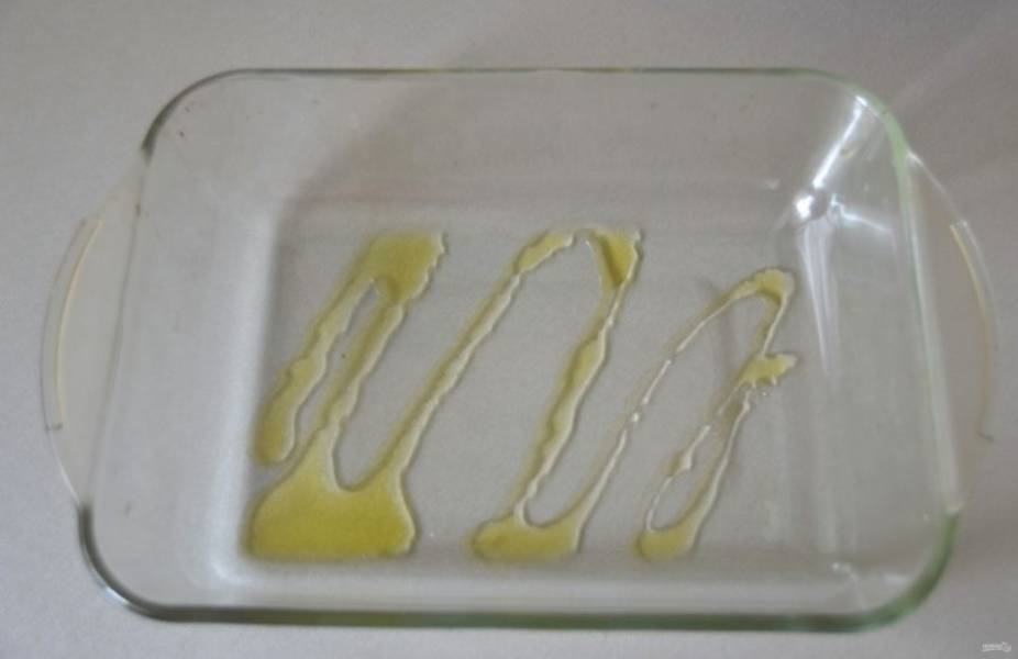 Смажьте оливковым маслом дно формы для запекания.