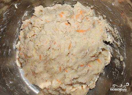 600 грамм картошки чистим, отвариваем и взбиваем в пюре. Остальную часть натираем на крупной терке вместе с морковкой. Всыпаем понемногу манку, муку и перемешиваем. Даем постоять 15 минут. Затем добавляем растительное масло и соль со специями.