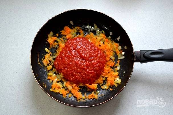 5. И через 3-4 минуты добавьте томаты.