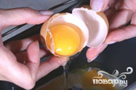 1. Сметану выложите в контейнер хлебопечки, добавьте взбитые венчиком яйца и соль.