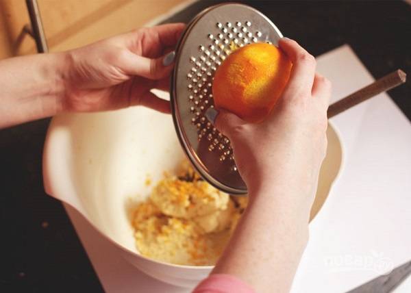 2. Добавьте цедру апельсина, еще раз перемешайте. Духовку разогрейте до 170 градусов. 