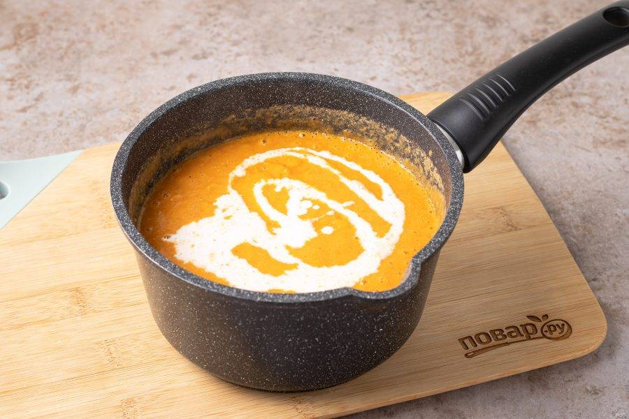 Влейте сливки, доведите до кипения суп и снимайте с плиты.