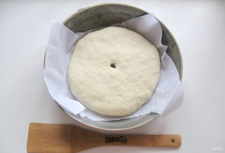 Выложите пирог в форму для выпекания швом вниз. Сделайте небольшое отверстие в центре для выхода пара. Дайте пирогу постоять при комнатной температуре 25-30 минут, смажьте яйцом.
