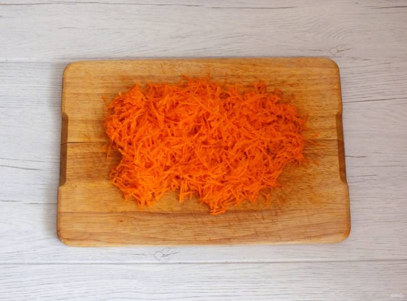 Натрите морковь на мелкой терке. 