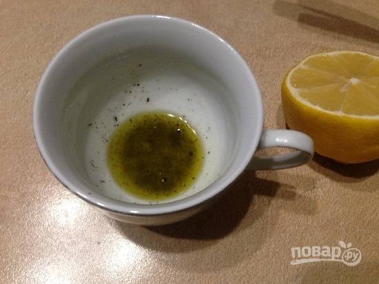 3. Для заправки смешаем оливковое масло, лимонный сок и базилик.