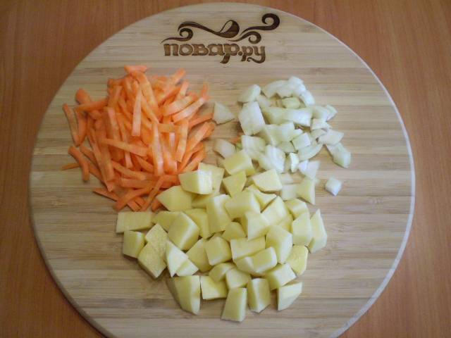 2. Одну луковицу, морквину и весь картофель нарезать кубиками.