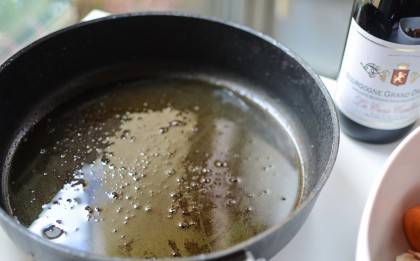 Мясо снять со сковороды и влить в нее вино.