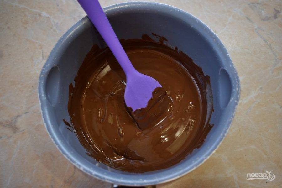 Растопите шоколад на водяной бане, чтобы не оставалось кусочков. Затем охладите до комнатной температуры.