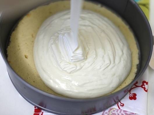 8. Самое время собирать торт. Выложите корж, распределите половину крема. Сверху — снова корж, кремом смажьте не только верх, но и бока. Отправьте тортик в холодильник минимум на 4-5 часов. 