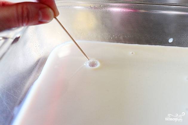 Образующиеся на поверхности пузырьки прокалываем зубочисткой. Ставим форму в холодильник.