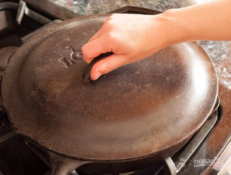 8.	Накройте сковороду крышкой и уменьшите огонь до среднего.