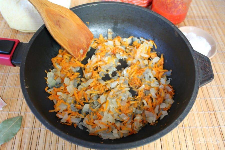 Лук режем мелко, морковь трем на терке. Лук и морковь немного обжариваем на подсолнечном масле периодически помешивая. 
