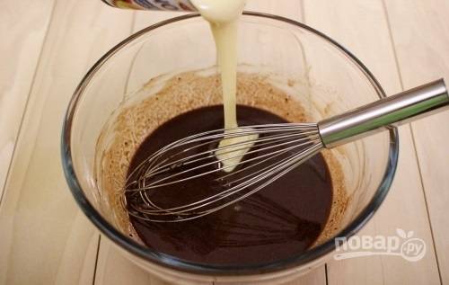 2. В мягкое сливочное масло добавьте какао и тщательно перемешайте. Туда же влейте сгущенку. 