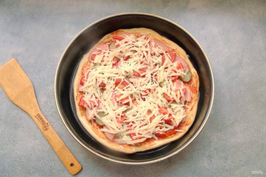 Пицца с соленым огурцом