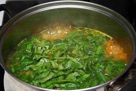 Когда картошка сварится, отправляем щавель, мясо и лавровый лист в суп. Как закипит - добавим соль по вкусу. Варим еще минут 5, дальше выключаем, закрываем кастрюлю  крышкой и даем супу настояться минут 10.