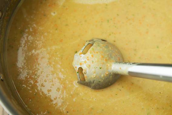 9. С помощью погружного блендера измельчите суп до состояния пюре. Если техники под рукой нет, можно использовать толкушку для картофеля, однако консистенция будет немного другой. 