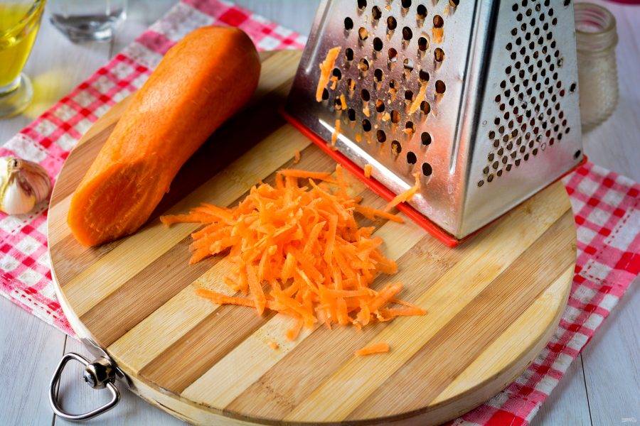 Морковку натрите на обычной терке.