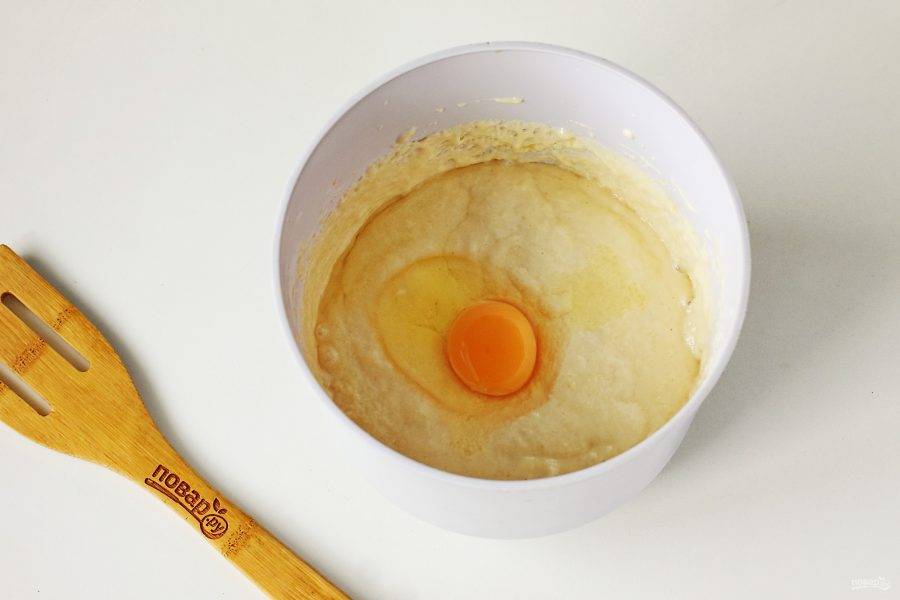 Затем добавьте яйца. Яйца добавляйте по одному, каждый раз хорошо взбивая тесто венчиком или миксером.