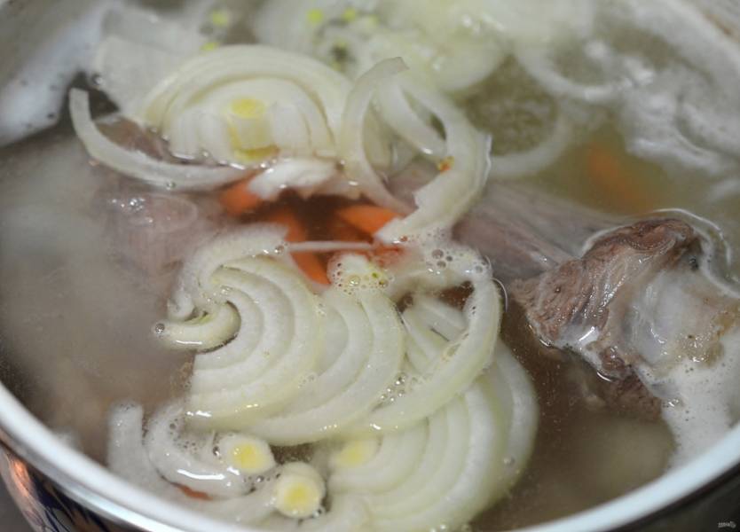 Нарежьте репчатый лук полукольцами, добавьте в суп.