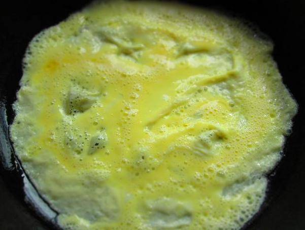 Одно яйцо взбиваем в мисочке (можно немного посолить) и полученную смесь выливаем на разогретую сковородку. 