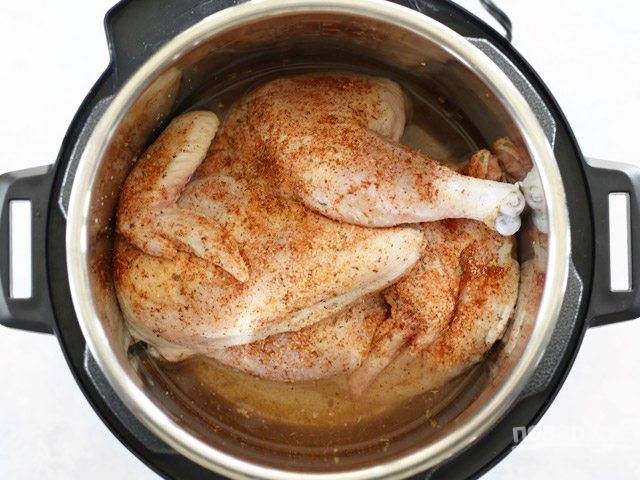 2.	В чашу скороварки налейте воду, затем выложите курицу. 