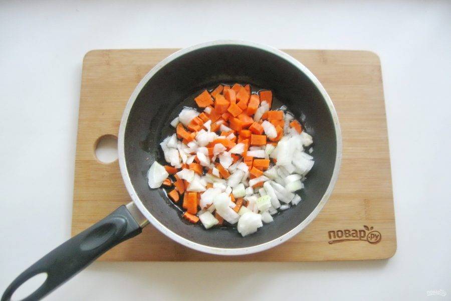 Пока фасоль варится, морковь и лук очистите, помойте и нарежьте мелко. Выложите в сковороду.