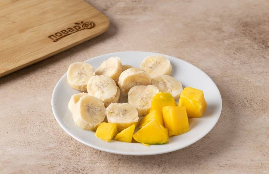 Нарежьте манго кубиками, а банан кружочками.