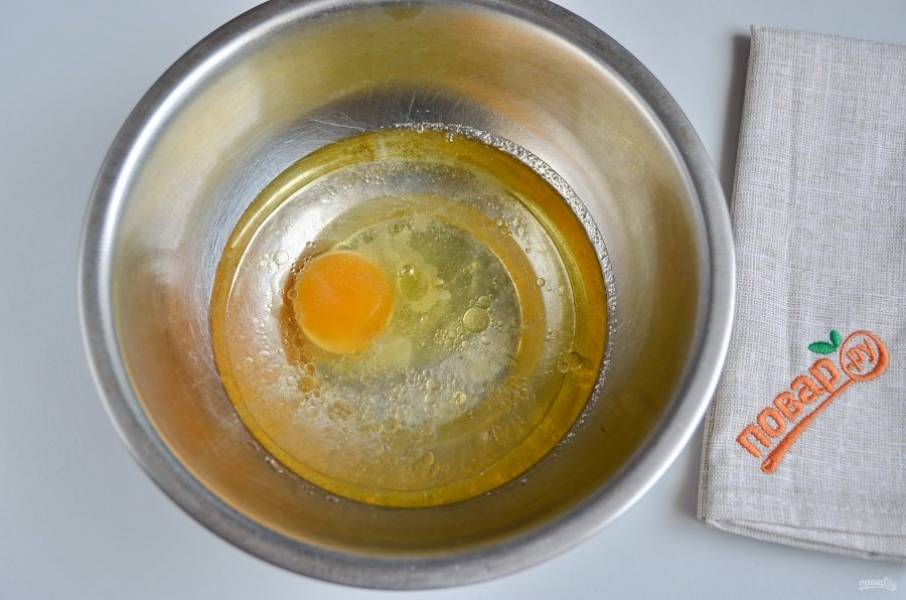 4. Теперь можно сделать тесто: в миске соедините воду, масло, яйцо и соль. Венчиком хорошо перемешайте.