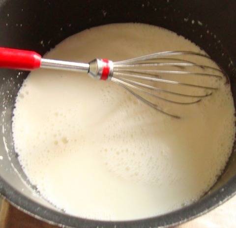 Смесь молока с сахаром смешиваем с разведенным крахмалом. Выливаем в глубокую сковороду или кастрюлю и варим, постоянно помешивая до загустения. Отставляем, даем остыть и отправляем на часок в холодильник.