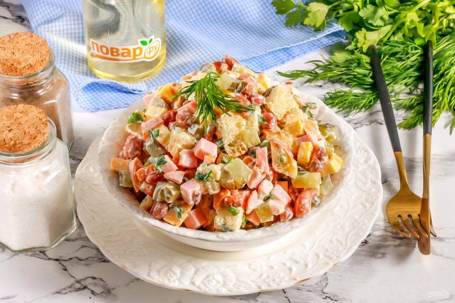 Салат с фасолью, сыром и сухариками – кулинарный рецепт