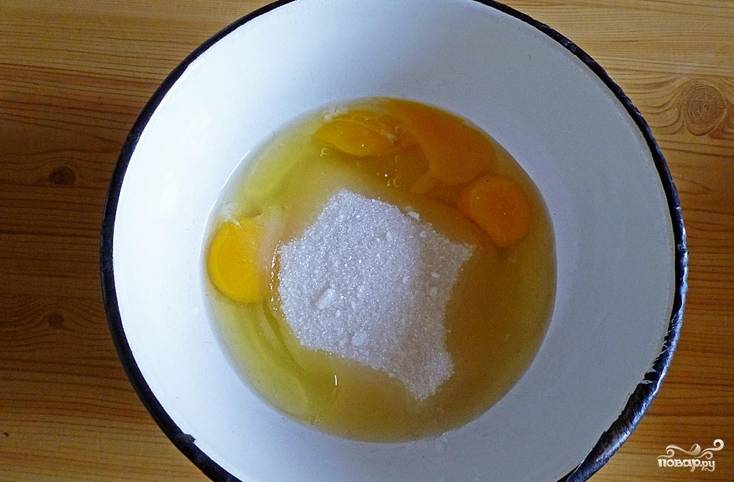 Яйца соединяем с 2/3 стакана сахара и ванильным сахаром. Взбиваем все до однородной массы.