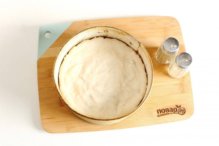 Накройте начинку оставшимся тестом. Запекайте пирог в духовке при температуре 180 градусов около 30 минут.