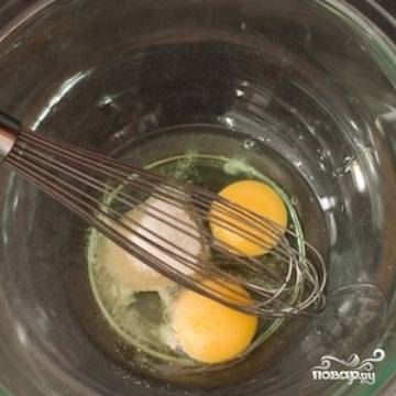 В миску разбиваем яйца, добавляем соль, сахар и молоко.
